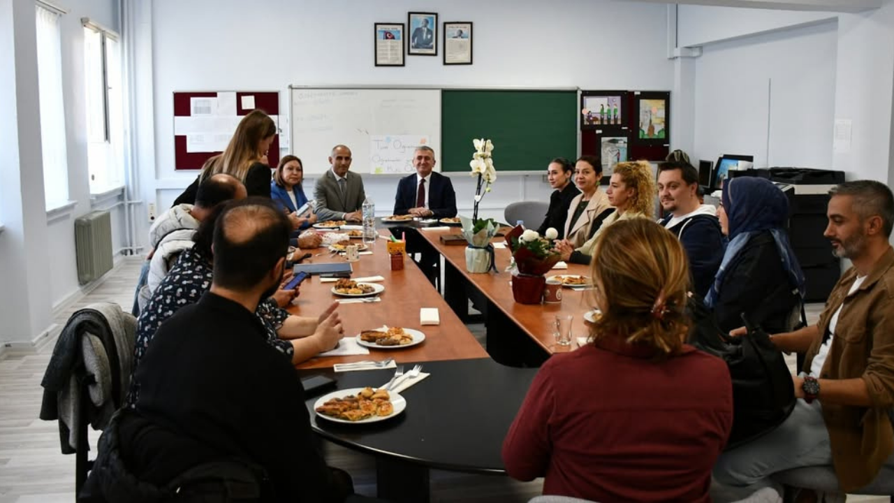 Başkan Fikret Albayrak’tan Akçakoca Sosyal Bilimler Lisesi’ne Ziyaret