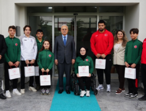 Başarılı Güreşçilerden İl Müdürü Arslantürk’e Ziyaret