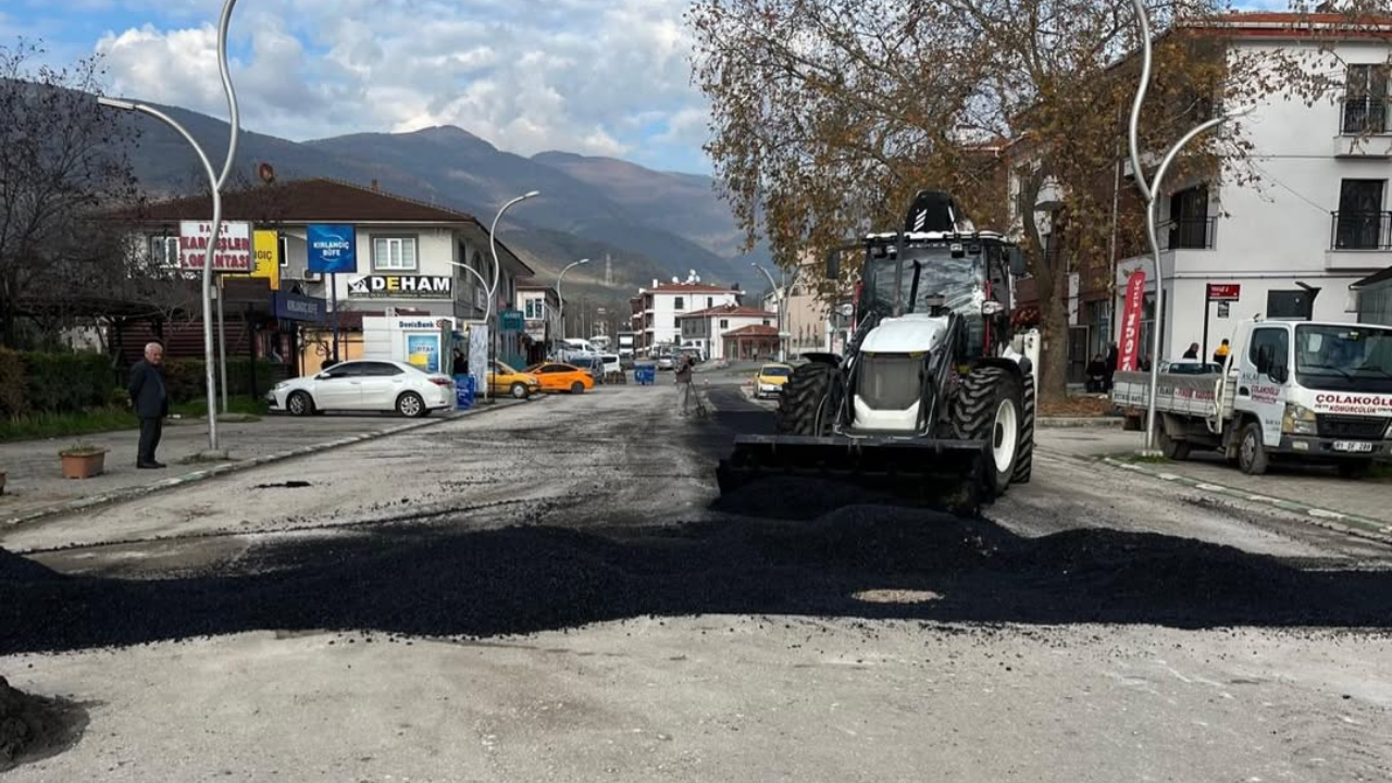 Konforlu Yollar İçin Titiz Çalışma: Çilimli’de Asfalt Yama İşleri Devam Ediyor